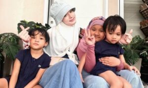Cekricek.id, Berita Seleb dan Berita Artis – Inara Rusli kini sedang hangat-hangatnya jadi perbincangan netizen. Semua itu bermula dari keberaniannya mengungkap dugaan perselingkuhan yang dilakukan oleh sang suami, Virgoun. Setelahnya pun, dia tetap menuai sorotan apalagi ketika memutuskan untuk melepas cadarnya.