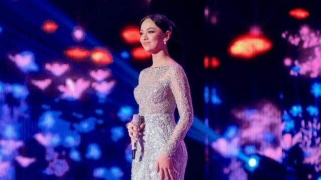 Cekricek.id, Berita Seleb dan Berita Artis – Lyodra baru-baru ini tampil di atas panggung Puteri Indonesia 2023 sebagai bintang tamu. Dia membawakan beberapa lagu andalannya lengkap dengan penampilan yang membahana. Banyak yang memuji kecantikan penyanyi solo tersebut, bahkan dianggap mengalahkan pesona para peserta di ajang kecantikan tersebut.