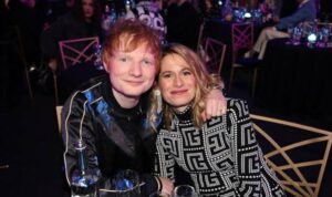 Cekricek.id, Berita Seleb dan Berita Artis - Selama belasan tahun mencicipi ketenaran, Ed Sheeran selalu berhasil tampil sempurna di hadapan orang-orang. Kehidupan pribadinya yang tertutup ternyata juga dilalui dengan banyak kebahagiaan. Mulai dari pernikahannya pada tahun 2019 lalu hingga menjadi seorang ayah di tahun 2020 dan 2022.