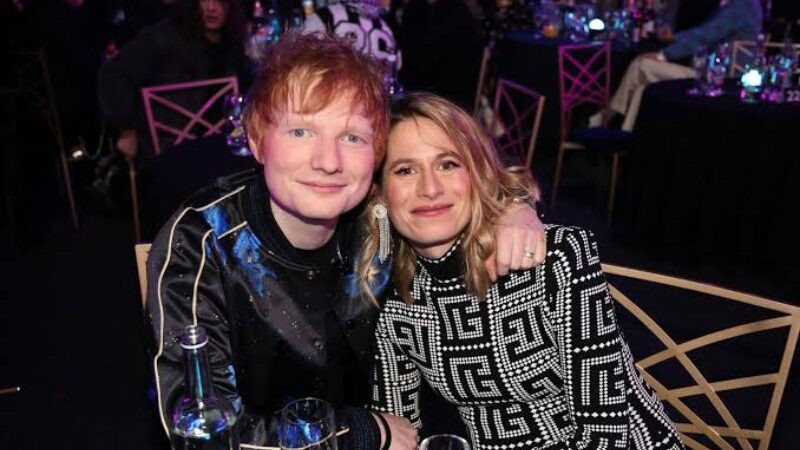 Cekricek.id, Berita Seleb dan Berita Artis - Selama belasan tahun mencicipi ketenaran, Ed Sheeran selalu berhasil tampil sempurna di hadapan orang-orang. Kehidupan pribadinya yang tertutup ternyata juga dilalui dengan banyak kebahagiaan. Mulai dari pernikahannya pada tahun 2019 lalu hingga menjadi seorang ayah di tahun 2020 dan 2022.
