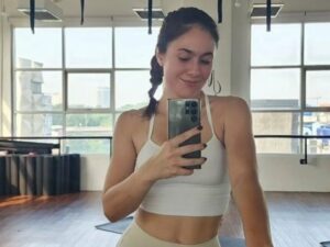 Cekricek.id, Berita Seleb dan Berita Artis – Wulan Guritno semakin disanjung oleh netizen karena penampilannya. Bukan hanya wajah cantiknya yang awet muda tetapi kali ini dia mendapat pujian atas bentuk badannya yang disebut body goals. Kata-kata itu disampaikan oleh warganet setelah melihat unggahan foto idolanya saat berolahraga.