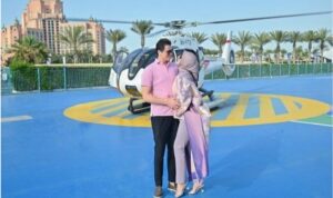 Cekricek.id, Berita Seleb dan Berita Artis – Syahrini bersama sang suami, Reino Barack, melakukan liburan mewah berkeliling Dubai dengan menaiki helikopter. Kemewahan yang diperlihatkan oleh keduanya sontak membuat netizen meras takjub sekaligus iri.