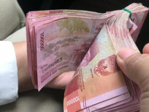 Cekricek.id, Berita Viral – Sebanyak 350 siswa di SMA N 21 Bandung harus mengurung niat karena terpaksa tidak bisa pergi study tour. Hal tersebut terjadi lantaran siswa-siswa tersebut kena ditipu oleh agen travel yang membawa kabur uang mereka sebanyak Rp400 juta.