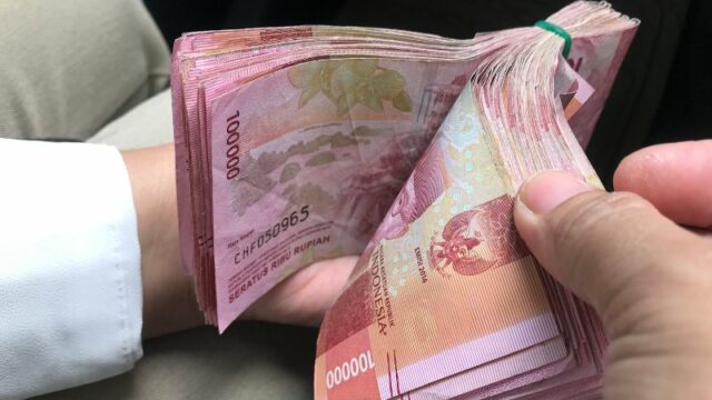 Cekricek.id, Berita Viral – Sebanyak 350 siswa di SMA N 21 Bandung harus mengurung niat karena terpaksa tidak bisa pergi study tour. Hal tersebut terjadi lantaran siswa-siswa tersebut kena ditipu oleh agen travel yang membawa kabur uang mereka sebanyak Rp400 juta.