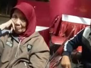Istri sah ini memergoki suaminya tengah berselingkuh dengan wanita tua renta alias nenek-nenek dan mereka telah menikah siri selama 16 bulan.