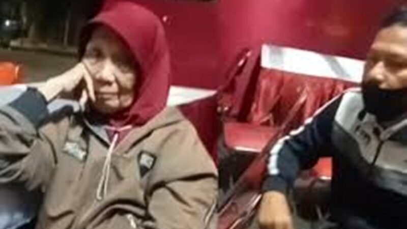 Istri sah ini memergoki suaminya tengah berselingkuh dengan wanita tua renta alias nenek-nenek dan mereka telah menikah siri selama 16 bulan.