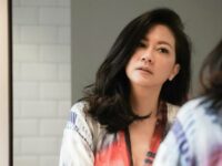 Cekricek.id, Berita Artis dan Berita Seleb - Atien Simon membatalkan rencana mandi. Saat berkaca dan sadar jika wajahnya masih sangat cantik.