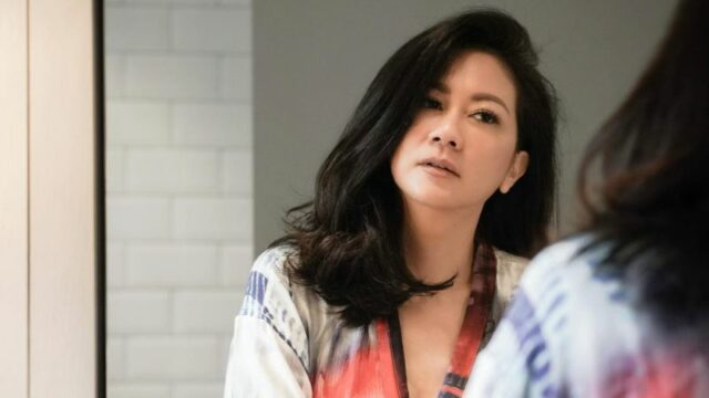 Cekricek.id, Berita Artis dan Berita Seleb - Atien Simon membatalkan rencana mandi. Saat berkaca dan sadar jika wajahnya masih sangat cantik.