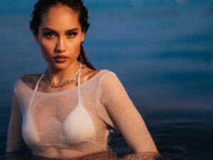 Cekricek.id, Berita Artis dan Berita Seleb - Malam hari tidak menutup kemungkinan bagi Cinta Laura untuk berenang, gayanya makin badas