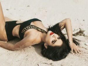 Cekricek.id, Berita Artis dan Berita Seleb - Sebuah video klip karya Dinar Candy dinilai terlalu intim dengan seorang pria, tidak sepatutnya