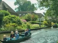 Cekricek.id, Objek Wisata- Giethoorn kini menjadi desa paling bersih di dunia tanpa adanya asap kendaraan dan jalan, terletak di Belanda