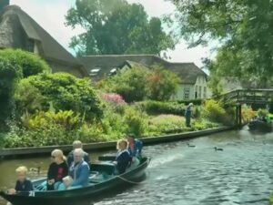 Cekricek.id, Objek Wisata- Giethoorn kini menjadi desa paling bersih di dunia tanpa adanya asap kendaraan dan jalan, terletak di Belanda