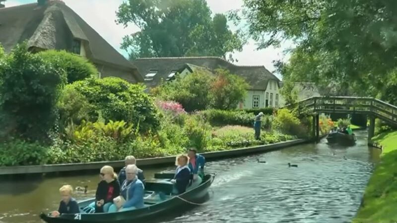 Cekricek.id, Objek Wisata- Giethoorn kini menjadi desa paling bersih di dunia tanpa adanya asap kendaraan dan jalan, terletak di Belanda