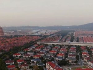 Cekricek.id, Objek Wisata - Ada salah satu wilayah di China yang dijuluki sebagai desa terkaya, bernama Desa Huaxi, helikopter transportasi umum