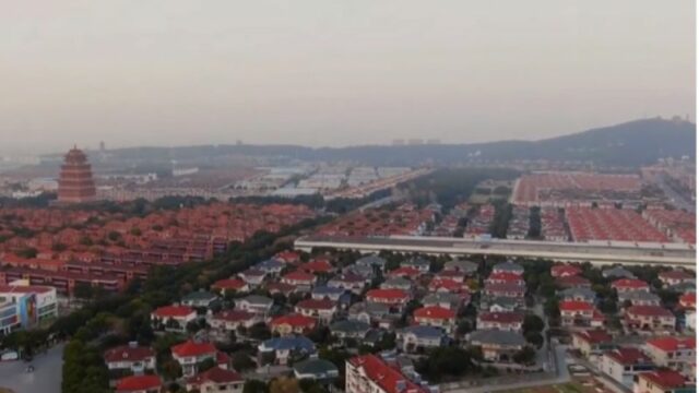 Cekricek.id, Objek Wisata - Ada salah satu wilayah di China yang dijuluki sebagai desa terkaya, bernama Desa Huaxi, helikopter transportasi umum