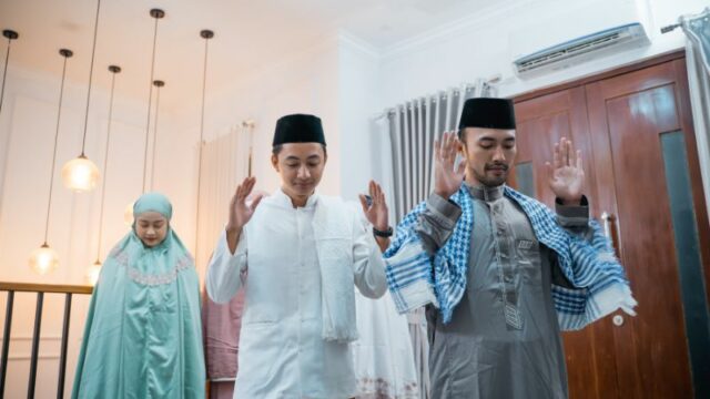 Cekricek.id, Portal Islam - Imam dalam salat menjadi pemimpin untuk makmumnya. Tapi bagaimana hukum salat dengan imam tidak ideal.