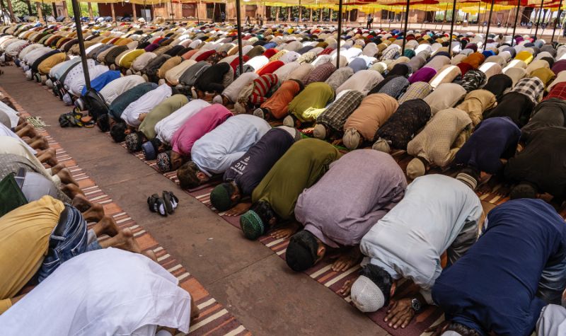 Cekricek.id, Portal Islam - Imam dalam salat menjadi pemimpin untuk makmumnya. Tapi bagaimana hukum salat dengan imam tidak ideal. 