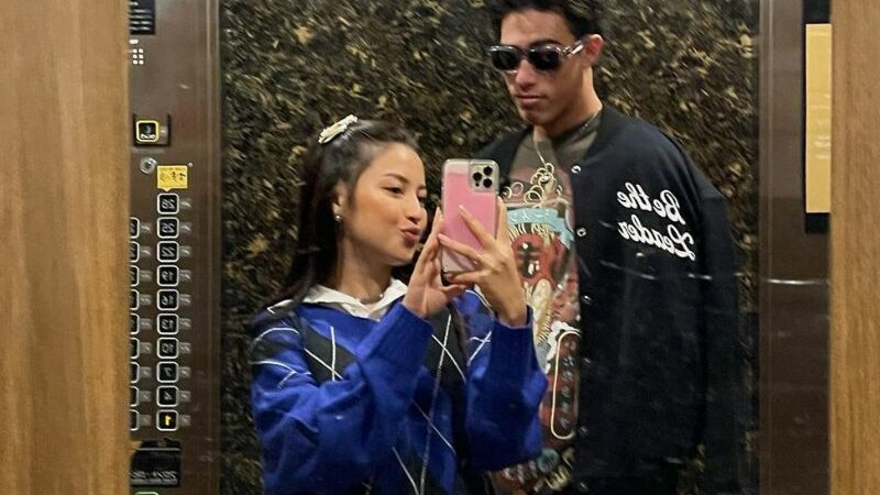 Cekricek.id, Berita Artis dan Berita Seleb - Artis Jennifer Coppen membagikan sejumlah inspirasi outfit kencan pada hari berbeda.