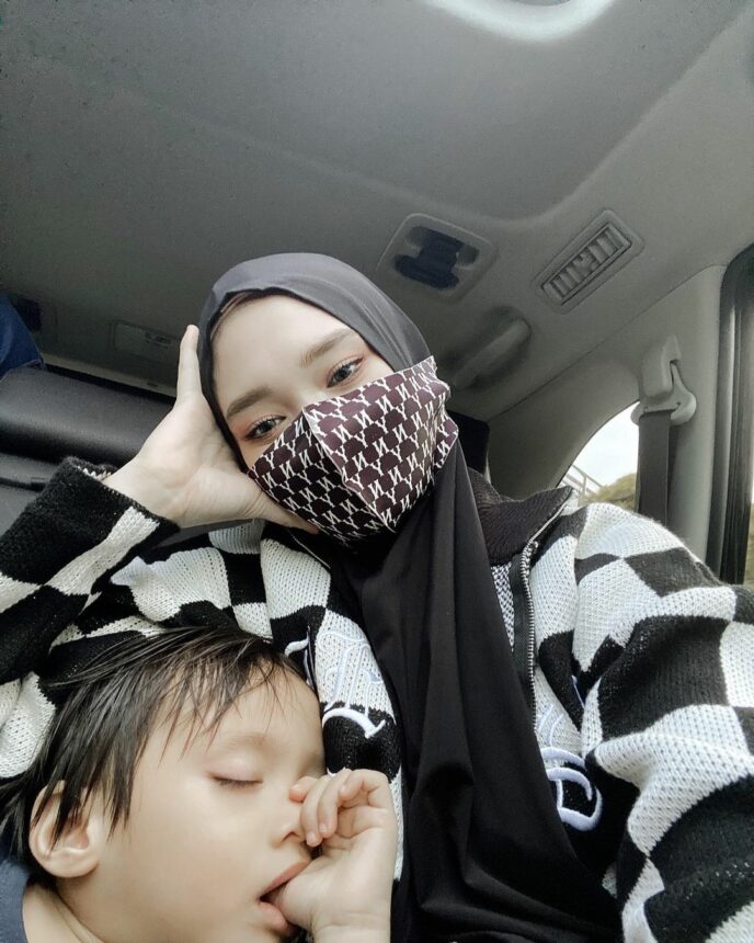 Cekricek.id, Berita Artis dan Berita Seleb - Artis Inara Rusli kini memilih untuk minta maaf kepada selingkuhan Virgoun, yakni Tenri Anisa