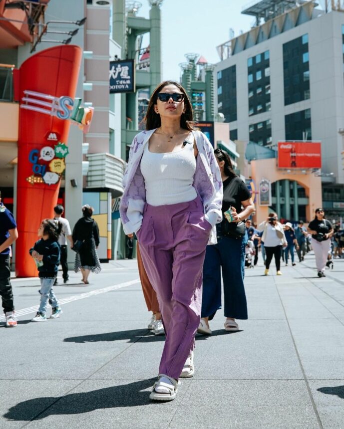 Lagi Jalan-jalan Bawa Anak, Nikita Mirzani Percaya Diri Jalan Gak Pakai Bra 6 Cekricek.id, Berita Artis dan Berita Seleb - Tampaknya Nikita Mirzani memang selalu percaya diri, termasuk jalan tanpa dalaman