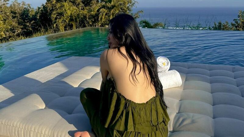 Cekricek.id, Berita Artis dan Berita Seleb - Pantas saja Rachel Vennya dijuluki bukan sembarang janda biasa. Terutama memamerkan punggung