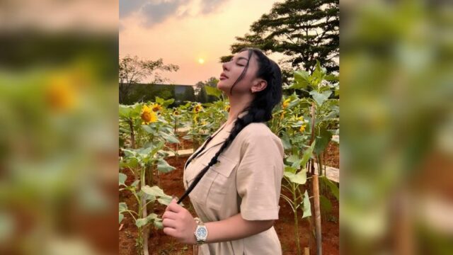 Cekricek.id, Berita Artis dan Berita Seleb - Artis sekaligus DJ cantik Siva Aprilia dinilai tetap menonjol. Padahal saat itu mainnya di kebun
