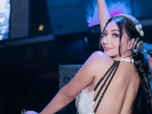 Cekricek.id, Berita Artis dan Berita Seleb - Tampaknya artis dan DJ cantik Siva Aprilia begitu hobi untuk pamer punggung mulus.