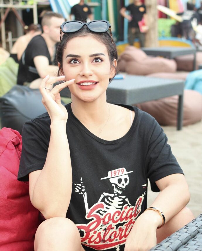 Kaos Serampangan dan Kacamata Berasa Jadi Anak Imut, Nora Alexandra Akui Dunia Terlalu Kejam 6 Cekricek.id, Berita Artis dan Berita Seleb - Seorang Nora Alexandra mengakui jika dunia ini terlalu kejam. Saat dirinya berpenampilan imut