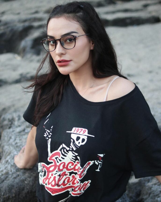 Kaos Serampangan dan Kacamata Berasa Jadi Anak Imut, Nora Alexandra Akui Dunia Terlalu Kejam 4 Cekricek.id, Berita Artis dan Berita Seleb - Seorang Nora Alexandra mengakui jika dunia ini terlalu kejam. Saat dirinya berpenampilan imut