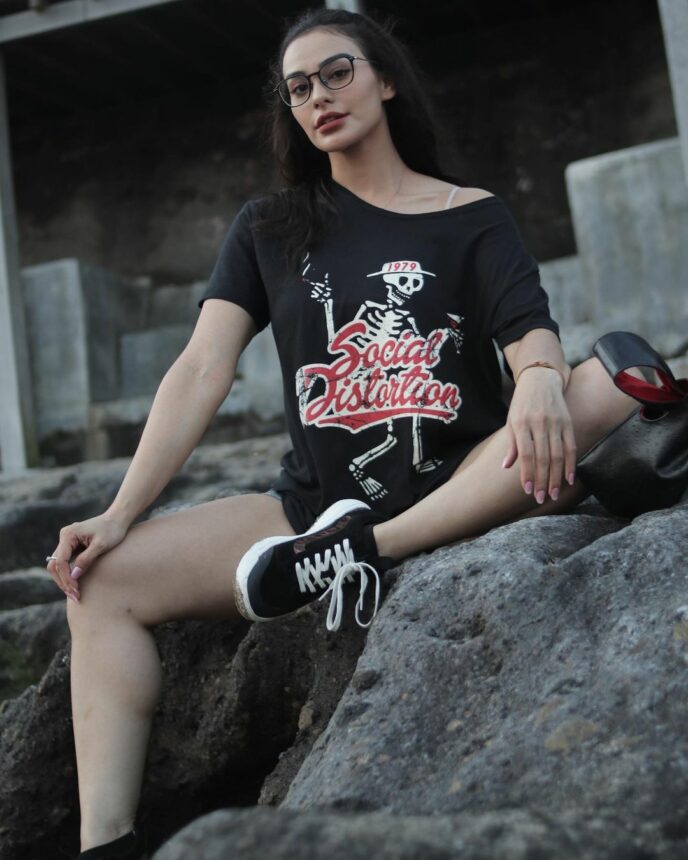 Kaos Serampangan dan Kacamata Berasa Jadi Anak Imut, Nora Alexandra Akui Dunia Terlalu Kejam 5 Cekricek.id, Berita Artis dan Berita Seleb - Seorang Nora Alexandra mengakui jika dunia ini terlalu kejam. Saat dirinya berpenampilan imut