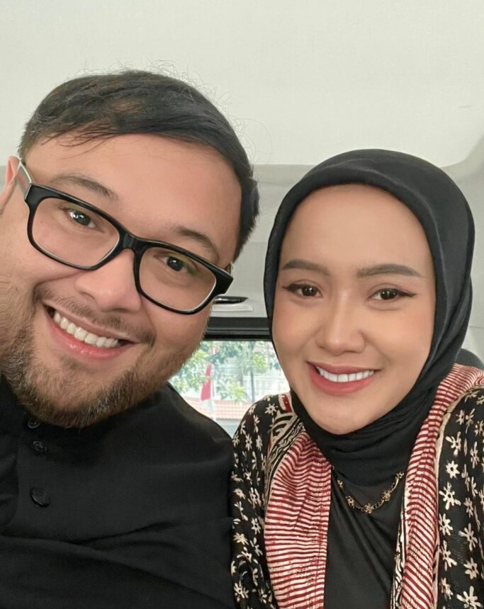 Cekricek.id, Berita Artis dan Berita Seleb - Sosok penyanyi dangdut Cita Citata dianggap memiliki aura semakin keibuan usai menikah.