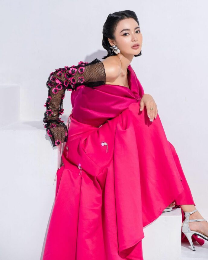 Cekricek.id, Berita Artis dan Berita Seleb - Penyanyi cantik Wika Salim rupanya rela bekerja sampingan menjadi seorang model. 