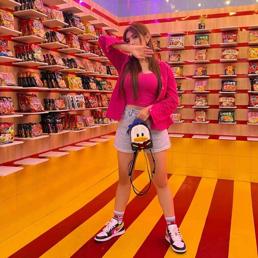 Cekricek.id, Berita Artis dan Berita Seleb - Nama Angela Lee memang begitu dikenal terutama dari segi outfit yang serba kece, kini disentil