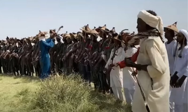 Lewat Tarian dan Nyanyian, Pria Suku Wodaabe Akan ‘Curi’ Istri Orang 3 Cekricek.id, Objek Wisata - Aksi mencuri istri orang lain yang dilakukan oleh pria Suku Wodaabe seolah menjadi peristiwa yang unik.