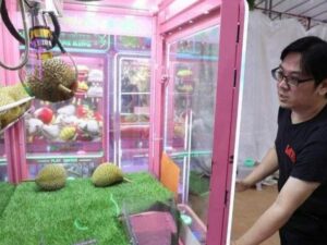 Pria Ini Dapat 5 Durian dalam 15 Menit Saat Main Mesin Cakar