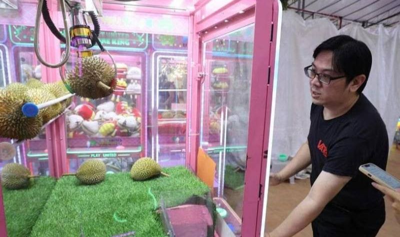 Pria Ini Dapat 5 Durian dalam 15 Menit Saat Main Mesin Cakar