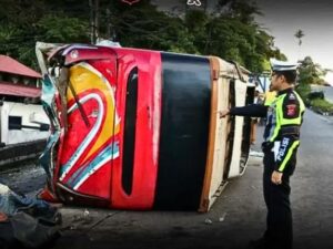 Bus Sipirok Nauli Terbalik di Terminal Bukit Surungan Padang Panjang