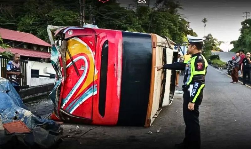 Bus Sipirok Nauli Terbalik di Terminal Bukit Surungan Padang Panjang
