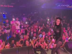 Gunakan Baju Menerawang Nikita Mirzani "Goyang" Warga Papua