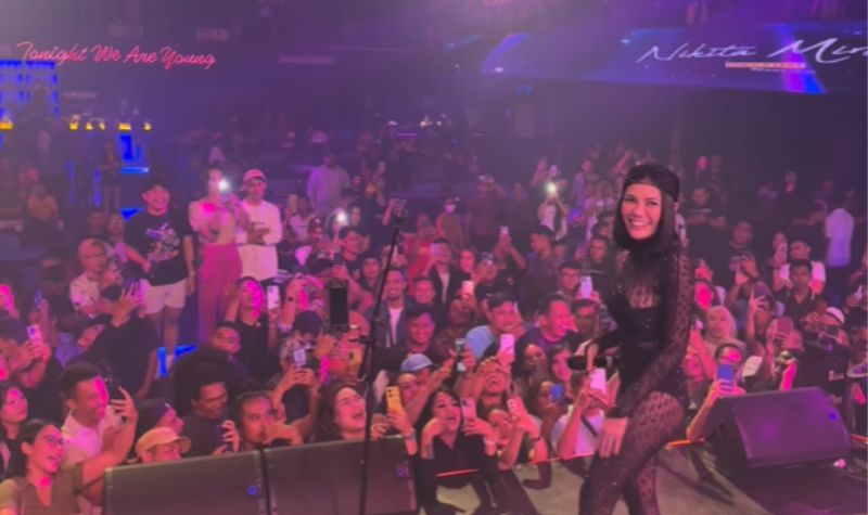 Gunakan Baju Menerawang Nikita Mirzani "Goyang" Warga Papua