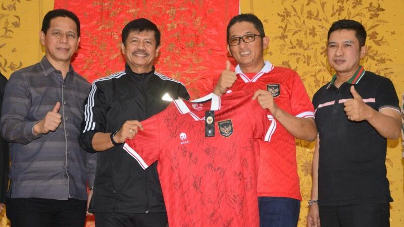 Pelatih Indra Sjafri Berbagi Pengalaman dengan Komunitas Sepak Bola Padang