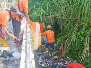 Lingkungan Terancam Akibat Pembuangan Sampah Sembarangan di Saluran Drainase Kota Padang