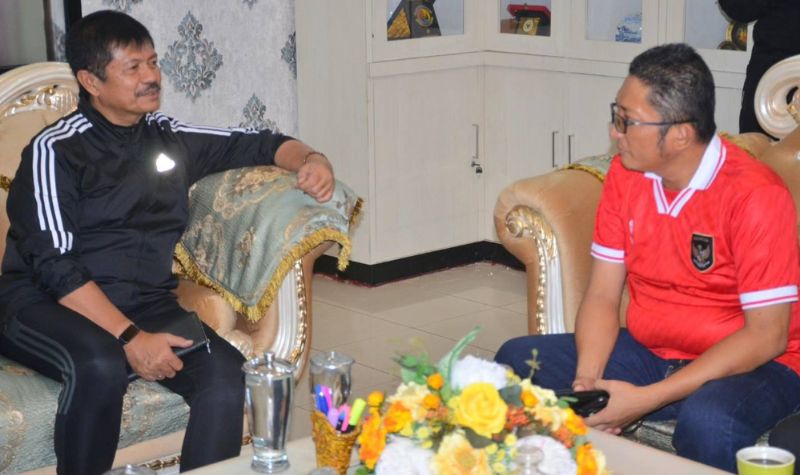 Pelatih Indra Sjafri Berbagi Pengalaman dengan Komunitas Sepak Bola Padang