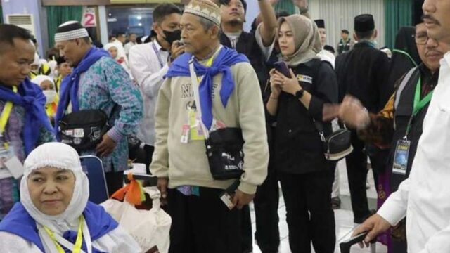 Seorang calon jamaah haji wanita asal Bone berangkat ke tanah suci karena dinyatakan positif hamil setalah 20 tahun menantikan kehamilan.