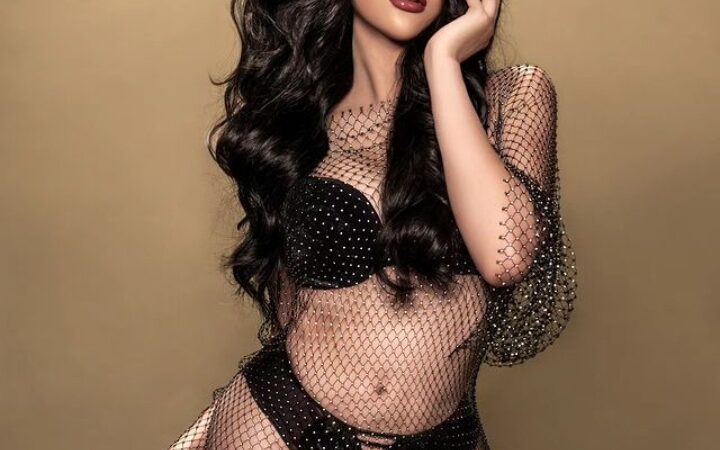 Cekricek.id, Berita Seleb dan Berita Artis – Lucinta Luna tampil dengan outfit terbuka pada pemotretan terbaru yang dilakukannya belum lama ini. Dengan mengenakan setelan bikini two piece yang ditutupi dengan dress berbentuk seperti jaring, transgender cantik yang satu ini sukses menarik banyak perhatian.