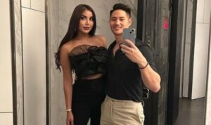 Cekricek.id, Berita Seleb dan Berita Artis – Millen Cyrus baru-baru ini kembali pamer kebersamaan dengan kekasihnya, Lionel Lee. Keduanya melakukan selfi pada cermin besar yang memperlihatkan keseluruhan penampilan dari ujung rambut hingga kaki. Namun, ada sesuatu yang mengganjal di pikiran netizen, hingga mereka meragukan identitas dari pria yang belum lama ini melamar keponakan Ashanty tersebut.