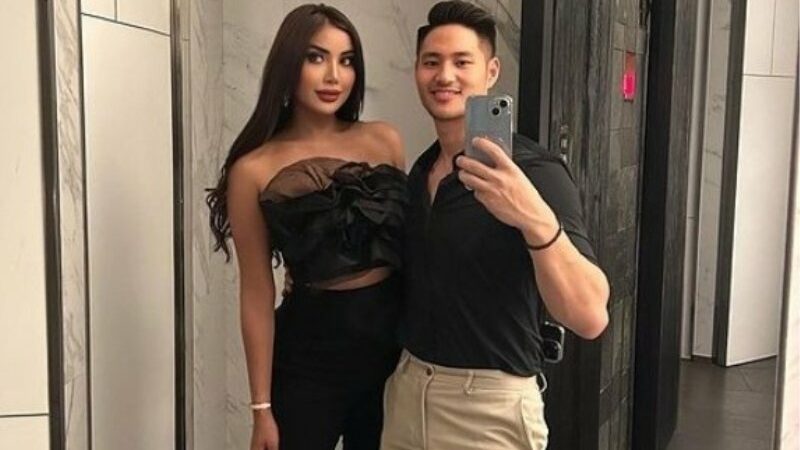 Cekricek.id, Berita Seleb dan Berita Artis – Millen Cyrus baru-baru ini kembali pamer kebersamaan dengan kekasihnya, Lionel Lee. Keduanya melakukan selfi pada cermin besar yang memperlihatkan keseluruhan penampilan dari ujung rambut hingga kaki. Namun, ada sesuatu yang mengganjal di pikiran netizen, hingga mereka meragukan identitas dari pria yang belum lama ini melamar keponakan Ashanty tersebut.