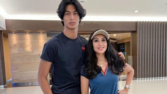 Cekricek.id, Berita Seleb dan Berita Artis – Diah Permatasari merasa kembali muda saat berjalan-jalan santai ditemani oleh anak bujangnya yang tampan. Model dan pemeran yang sudah berusia 52 tahun itu bahkan menyebut keberadannya yang bersanding dengan putranya itu bagaikan sedang bersama seorang kekasih.
