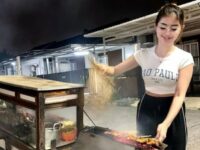 Cekricek.id, Berita Seleb dan Berita Artis – Ghea Youbi mengejutkan penggemar dengan potret terbaru yang dibagikan di media sosial pribadinya. Pedangdut berparas cantik yang dikenal dengan dagu belahnya itu tampil dalam balutan outfit sederhana sembali mengipas beberapa tusuk sate yang sedang dibakar.