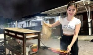 Cekricek.id, Berita Seleb dan Berita Artis – Ghea Youbi mengejutkan penggemar dengan potret terbaru yang dibagikan di media sosial pribadinya. Pedangdut berparas cantik yang dikenal dengan dagu belahnya itu tampil dalam balutan outfit sederhana sembali mengipas beberapa tusuk sate yang sedang dibakar.